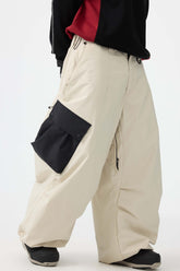 Pantalones de nieve holgados con bolsillos cargo y bloques de color beige para hombre